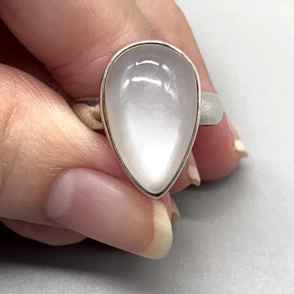 Gorgeous milky white shimmering moonstone ring in sterling silver size 8.5 - Picture 2 of 6